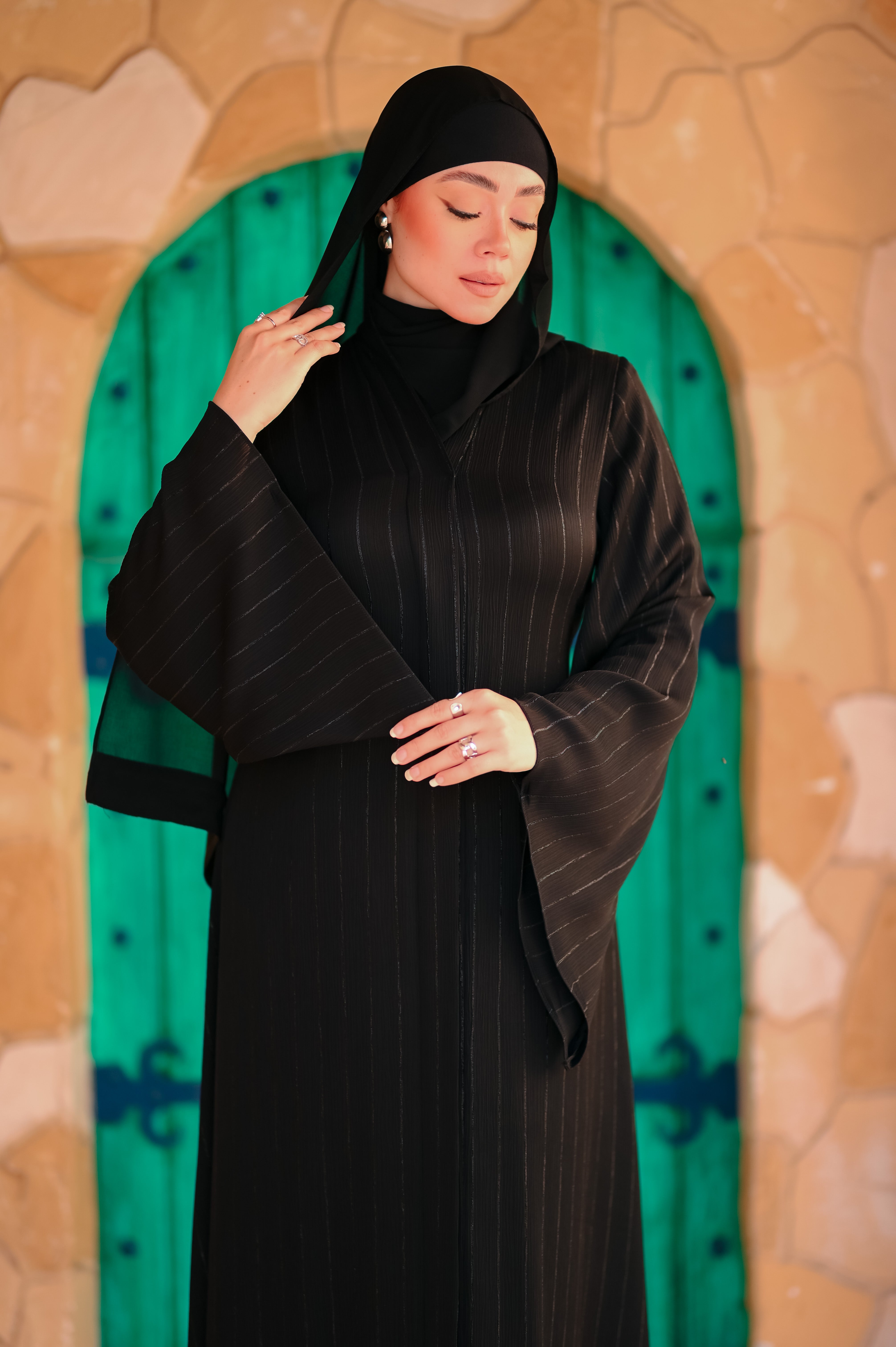 عباية مخططة بخطوط فضية