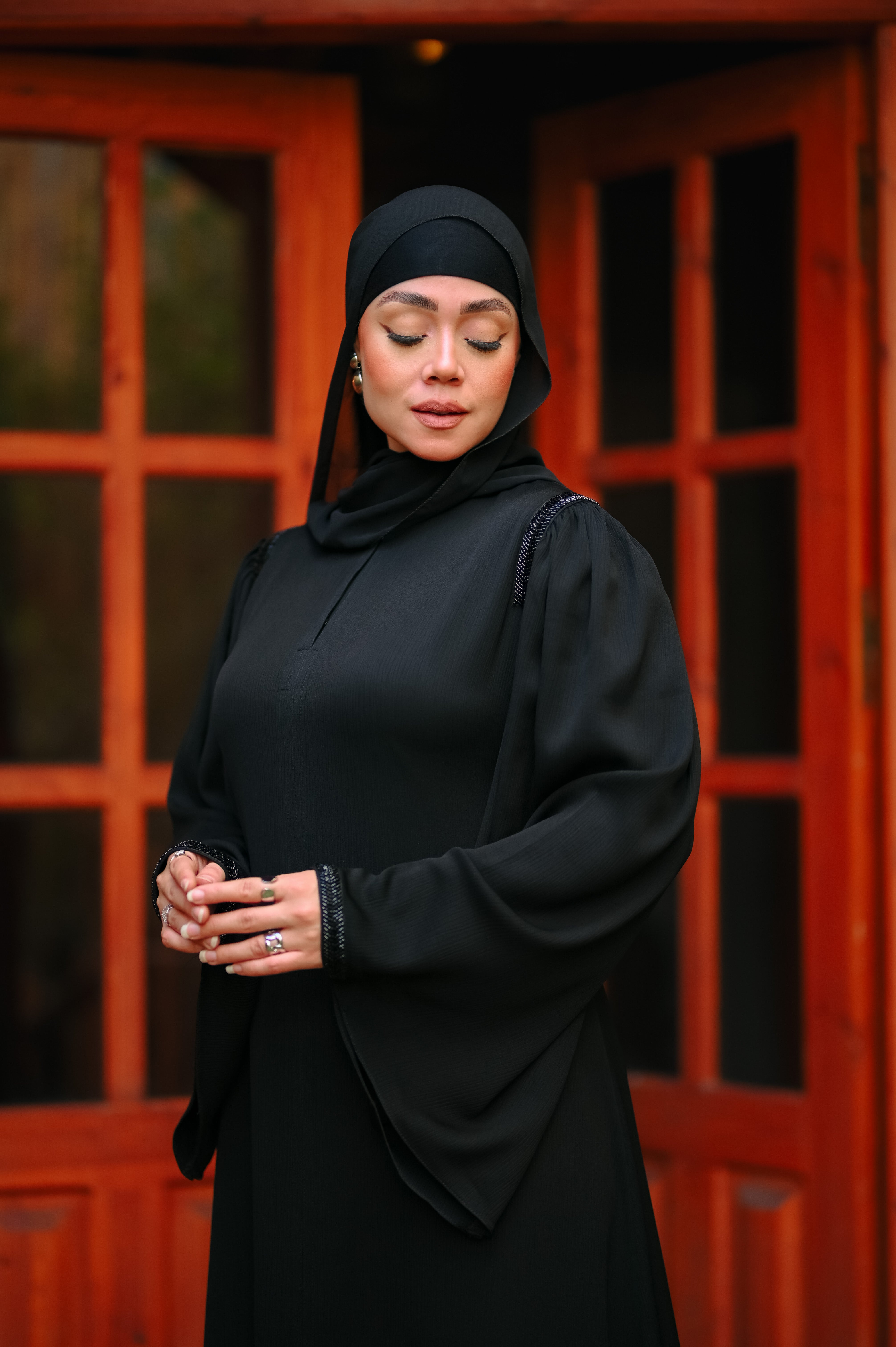 عباية سادة بتطريز على الكم والكتف