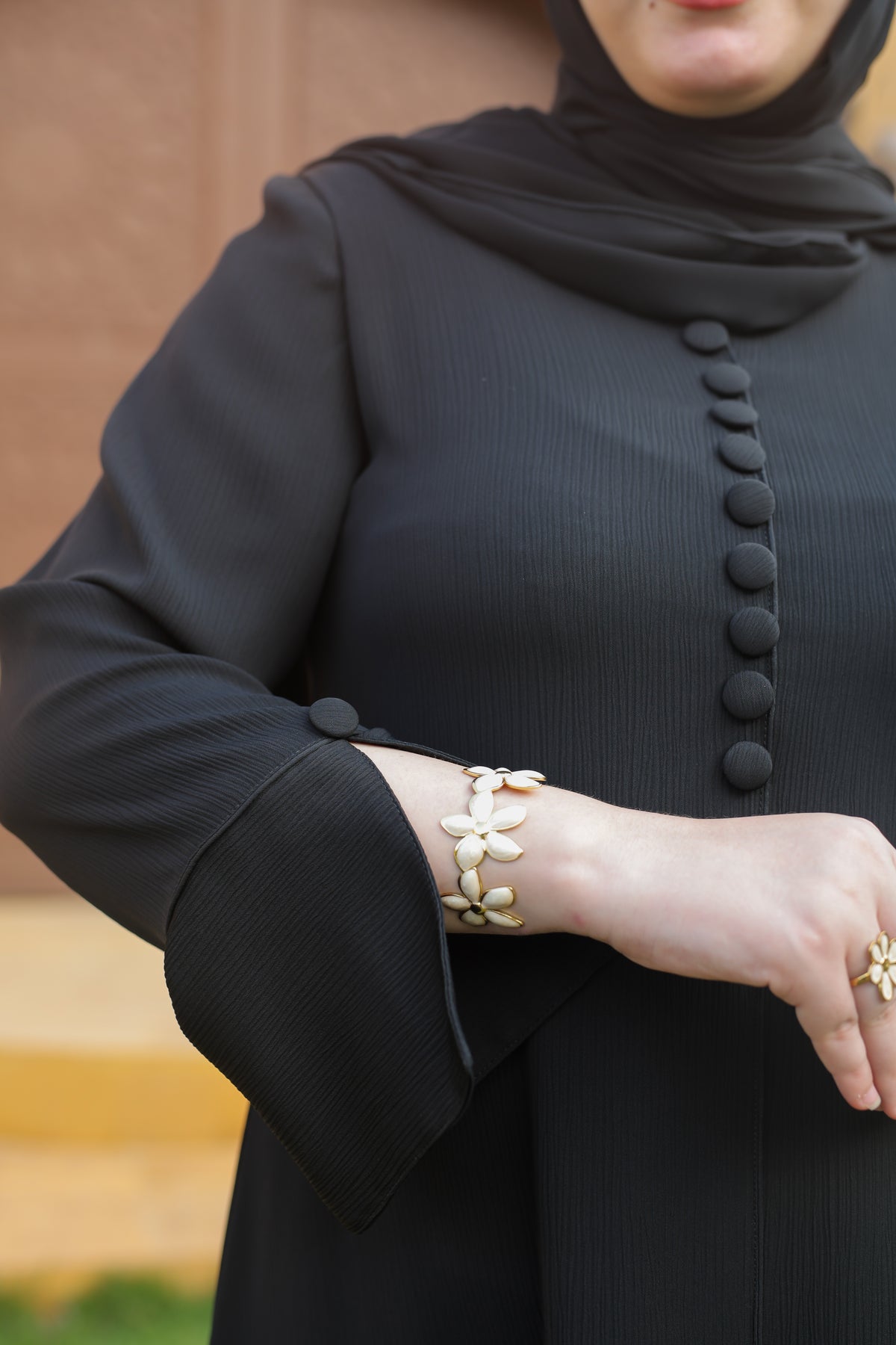 عباية كوريشة بزراير اسود